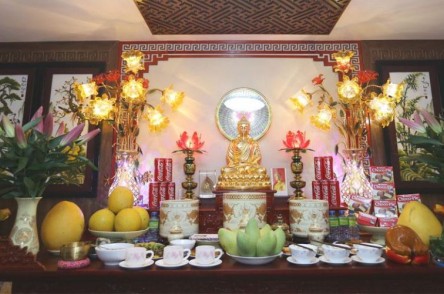 Bố trí đèn phòng thờ sao cho đúng? Nguyên tắc & kiêng kỵ cần biết
